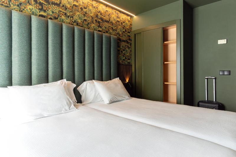 Double or Twin Room image 4