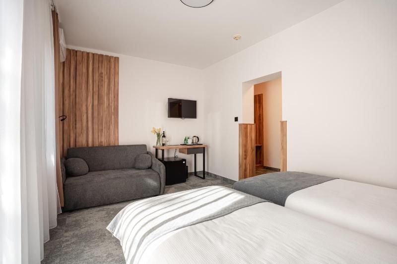 Deluxe Quadruple Room image 2