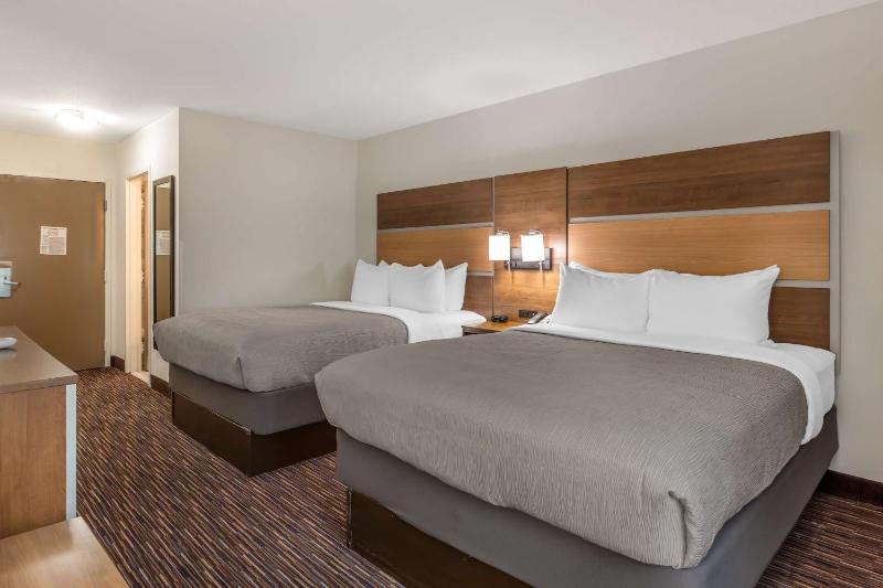 Queen Room with Two Queen Beds - Non-Smoking image 3