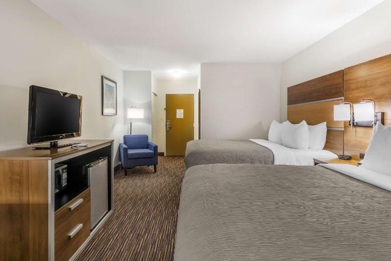 Queen Room with Two Queen Beds - Non-Smoking image 2