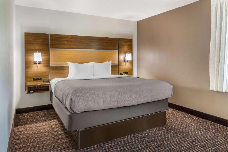 King Suite with Sofa Bed - Non-Smoking image 3