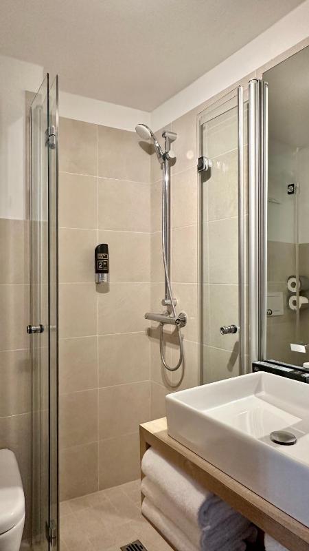 Standard Triple Room with Street View image 3