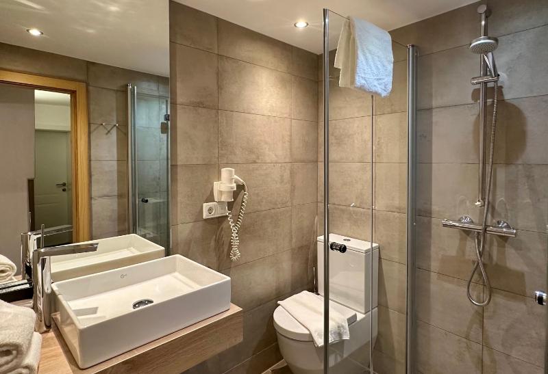 Standard Triple Room with Street View image 4