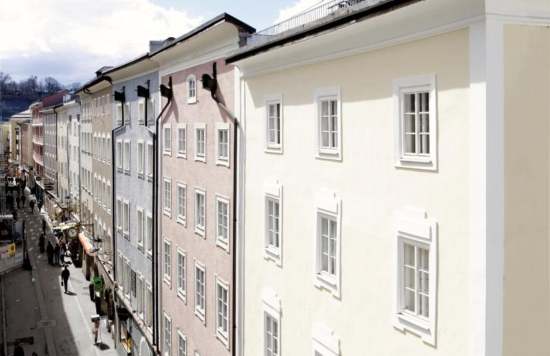 Standard Triple Room with Street View image 2