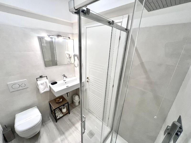 Double or Twin Room with Balcony and Sea View image 1