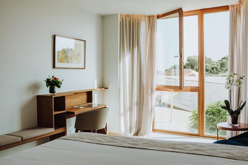 Deluxe Double Room with Partial Sea View and Spa Access image 1