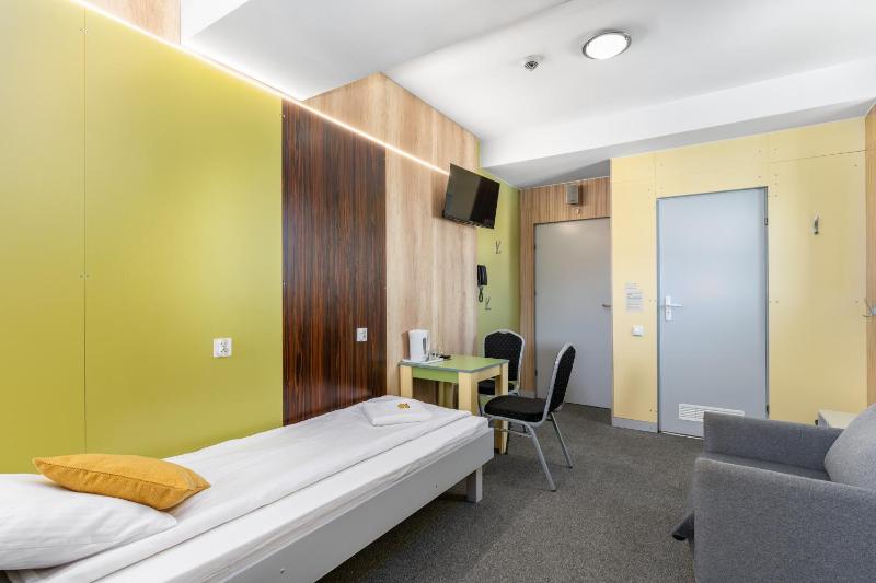 Twin Room image 4