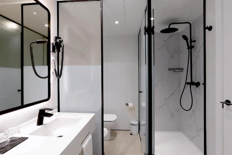 Suite with Spa Access (2 Adults) image 4