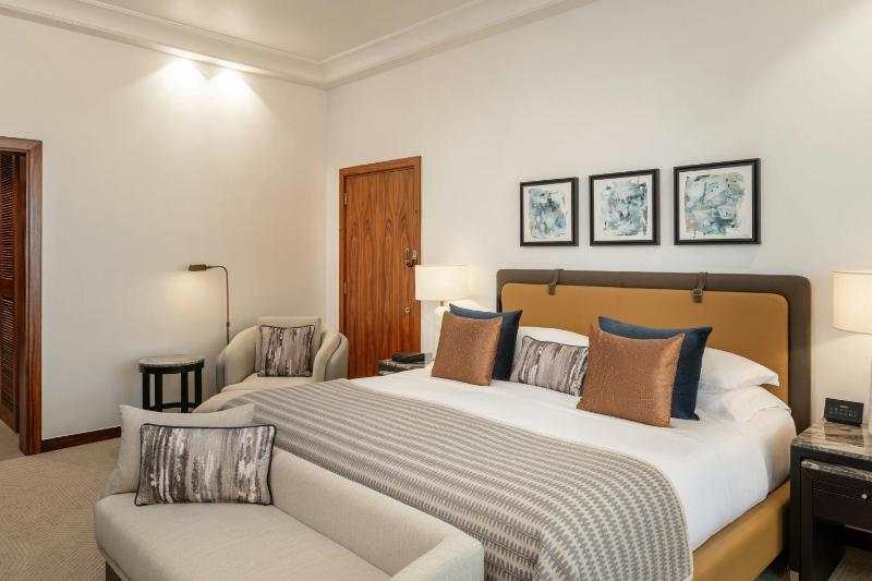 Deluxe Room, With Complimentary Resort Beach & Pool Access, Guest room, 1 King image 3