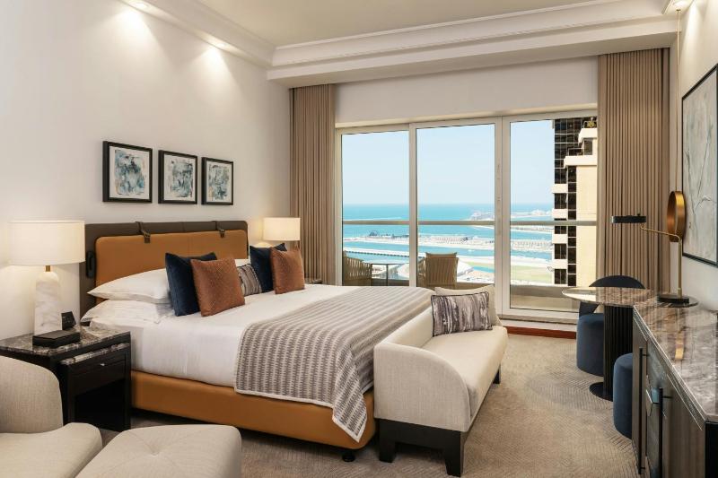Deluxe Room, With Complimentary Resort Beach & Pool Access, Guest room, 1 King image 1