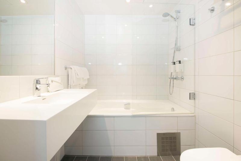 Standard Twin Room image 3