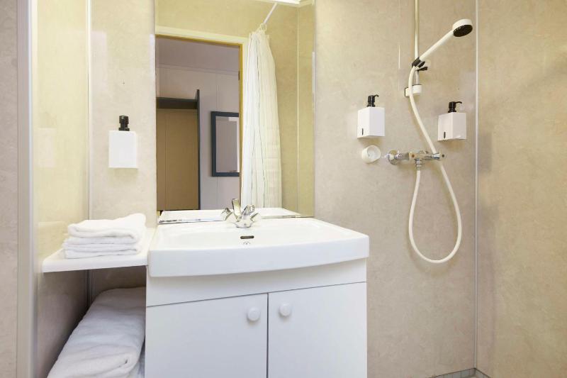 Twin Room image 4