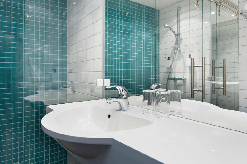 Standard Twin Room image 4