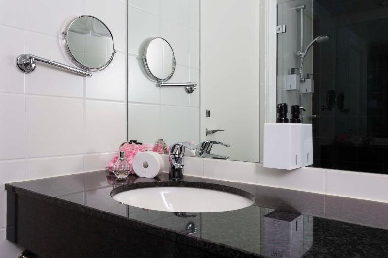 Standard Twin Room image 3