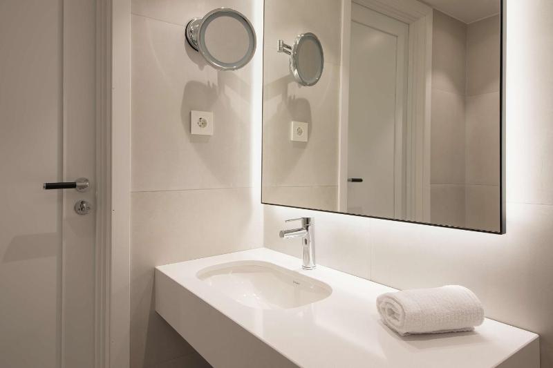 Superior King Room image 3