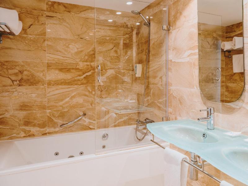 Suite with Spa Bath (2 Adults) image 3