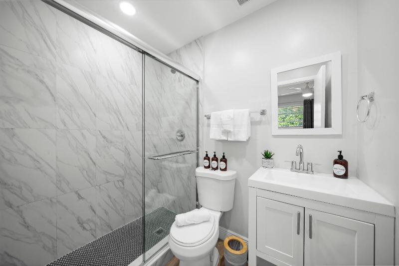 Bayview Regency Apartments By Lowkl - image 39