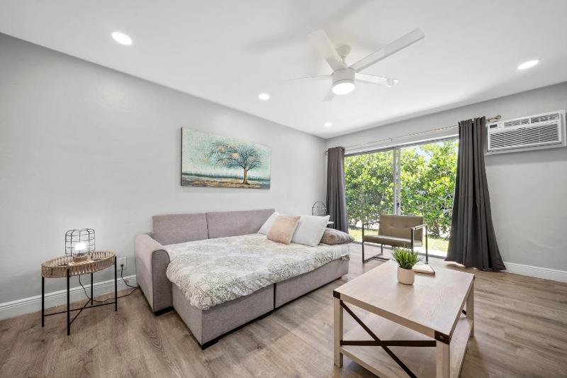Bayview Regency Apartments By Lowkl - image 43
