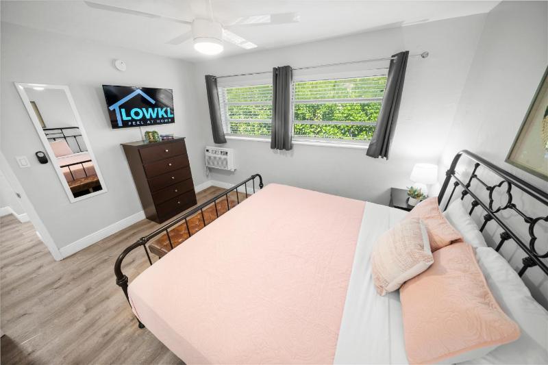 Bayview Regency Apartments By Lowkl - image 27