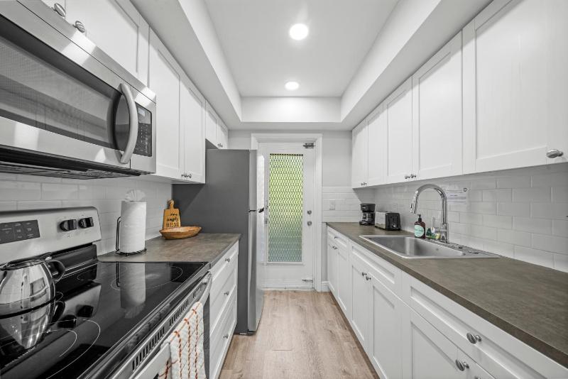 Bayview Regency Apartments By Lowkl - image 7