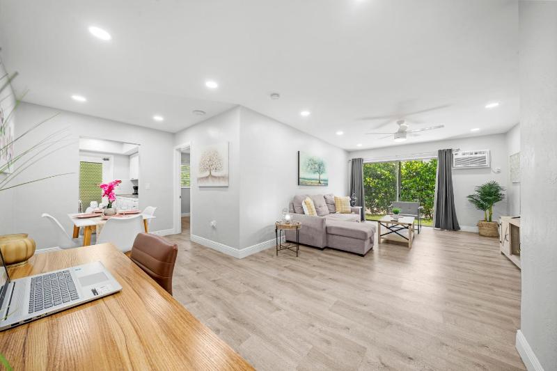 Bayview Regency Apartments By Lowkl - image 10