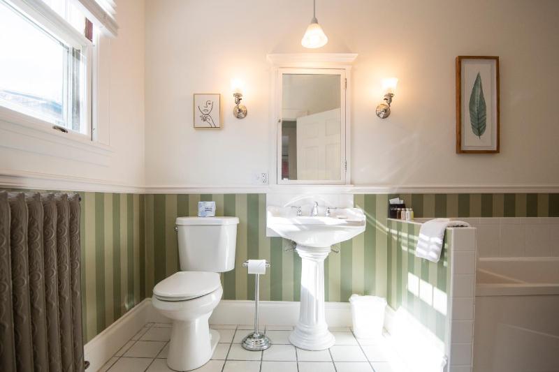 King Room with Spa Bath image 3