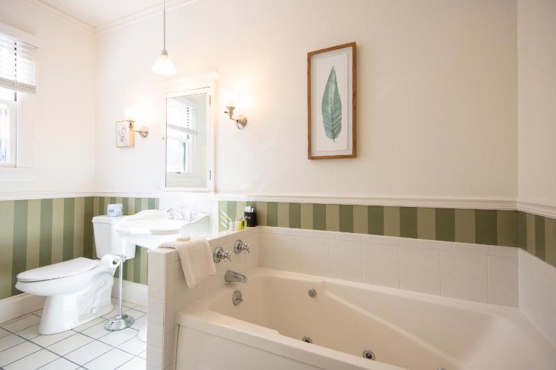King Room with Spa Bath image 2