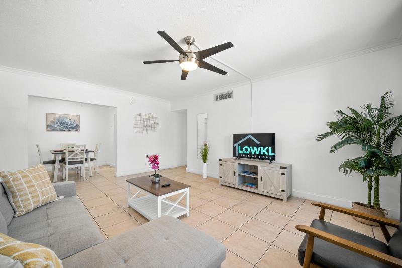 Bayview Regency Apartments By Lowkl - image 6