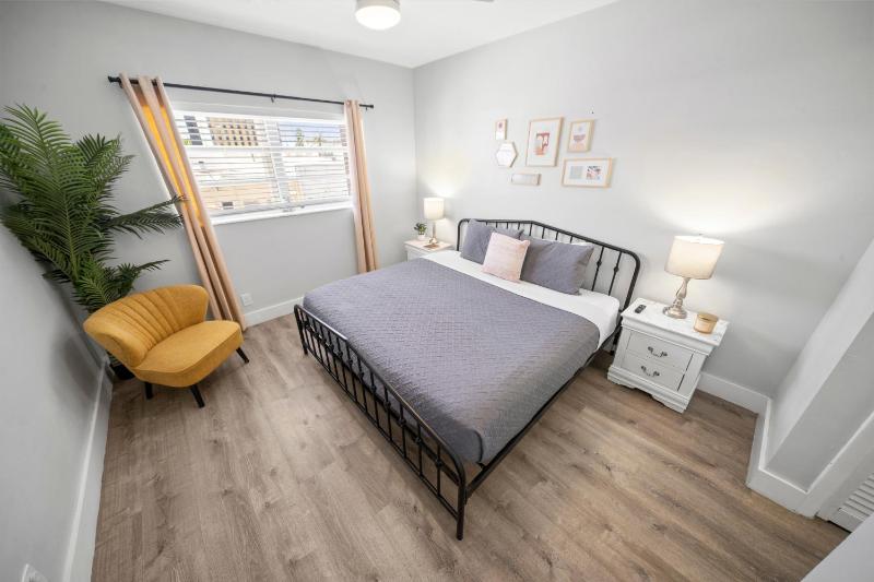 Bayview Regency Apartments By Lowkl - image 8