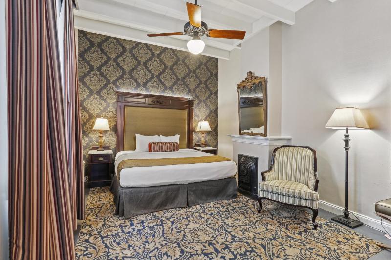 Deluxe Queen Room image 3