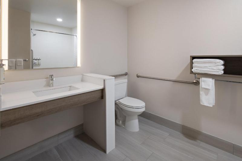 Queen Room with Two Queen Beds - Mobility Access Tub/Non-Smoking image 4
