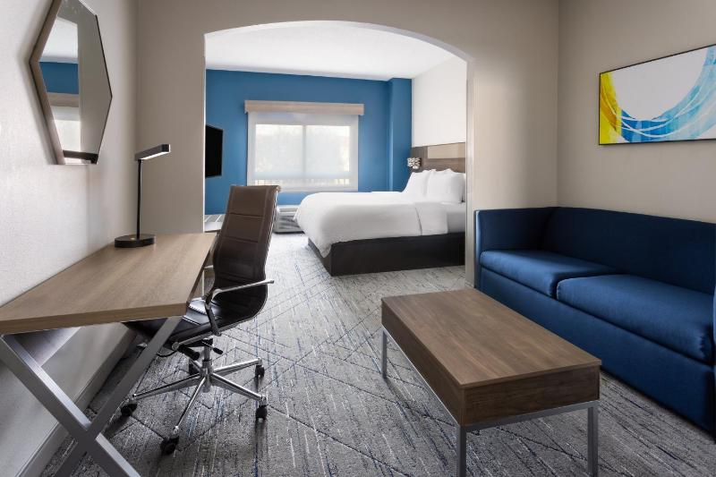 Standard King Room with Sofa Bed image 2
