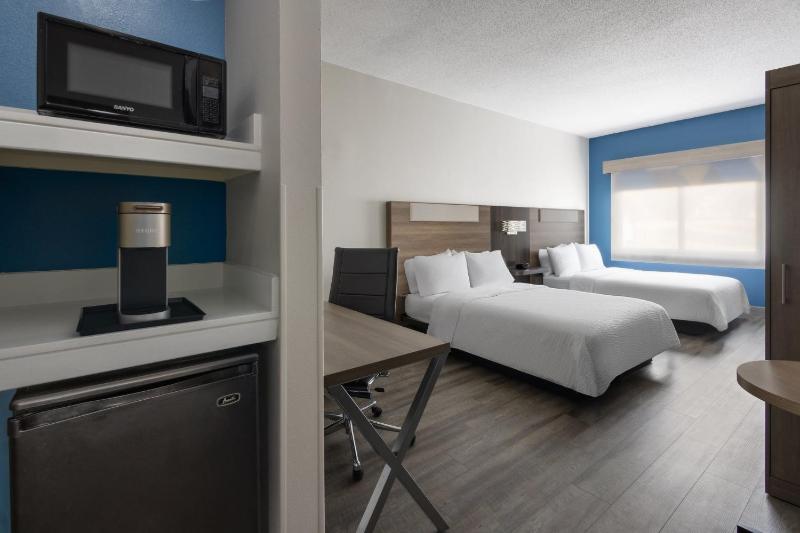 Queen Room with Two Queen Beds - Mobility Access Tub/Non-Smoking image 4