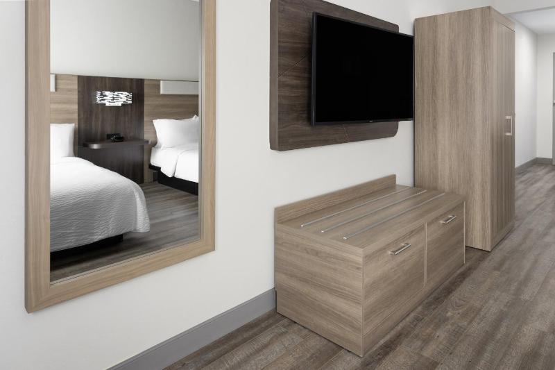 Queen Room with Two Queen Beds - Mobility Access Tub/Non-Smoking image 2