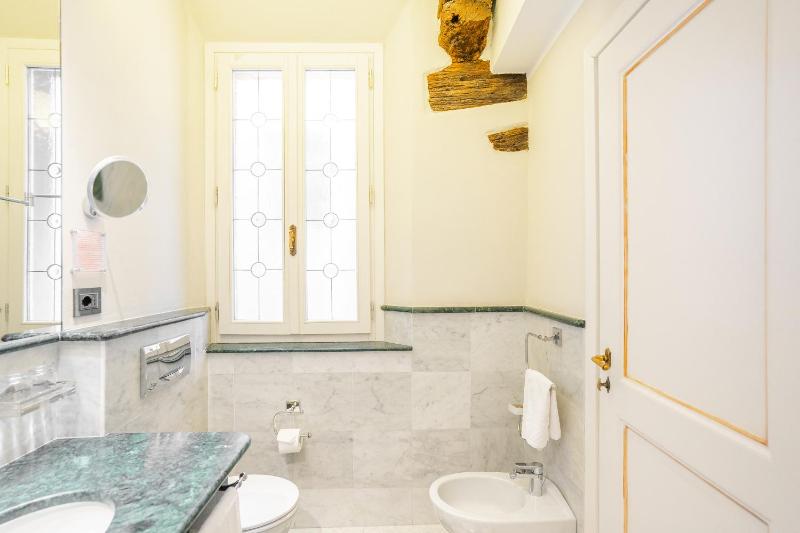 Deluxe Double Room image 2