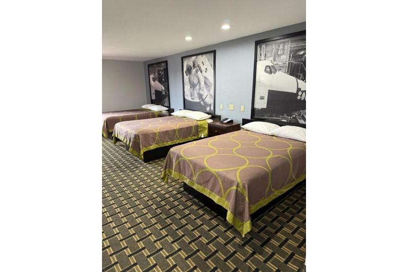 3 Full Beds Non-Smoking image 3