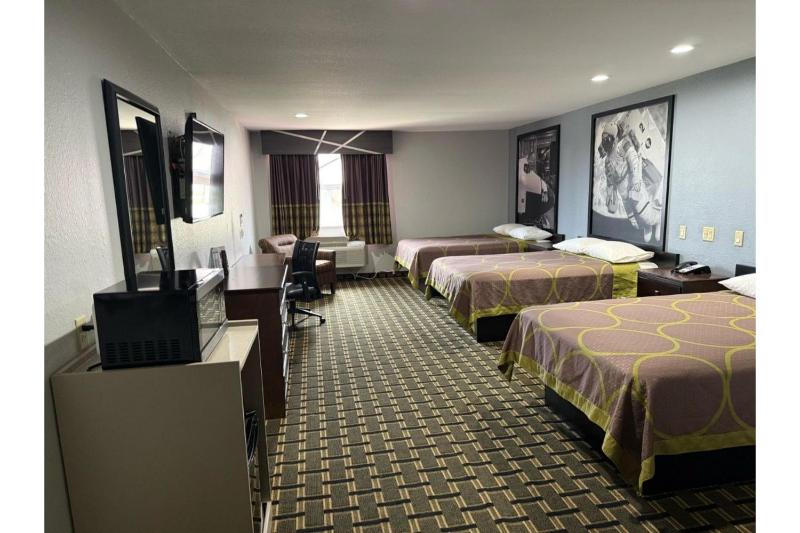 3 Full Beds Non-Smoking image 4