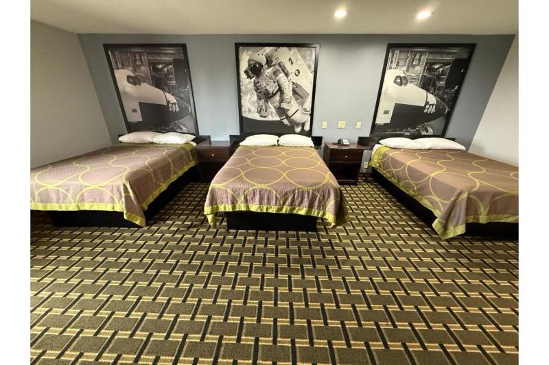 3 Full Beds Non-Smoking image 1