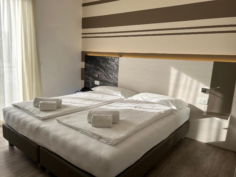 Double Room with Balcony image 3