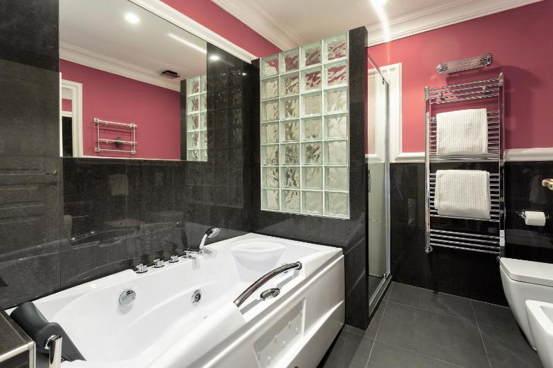 Deluxe King Room with Terrace image 3