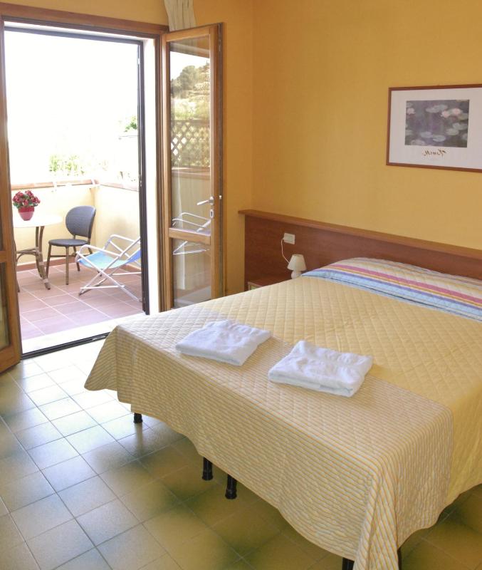 Double Room with Balcony and Sea View image 4
