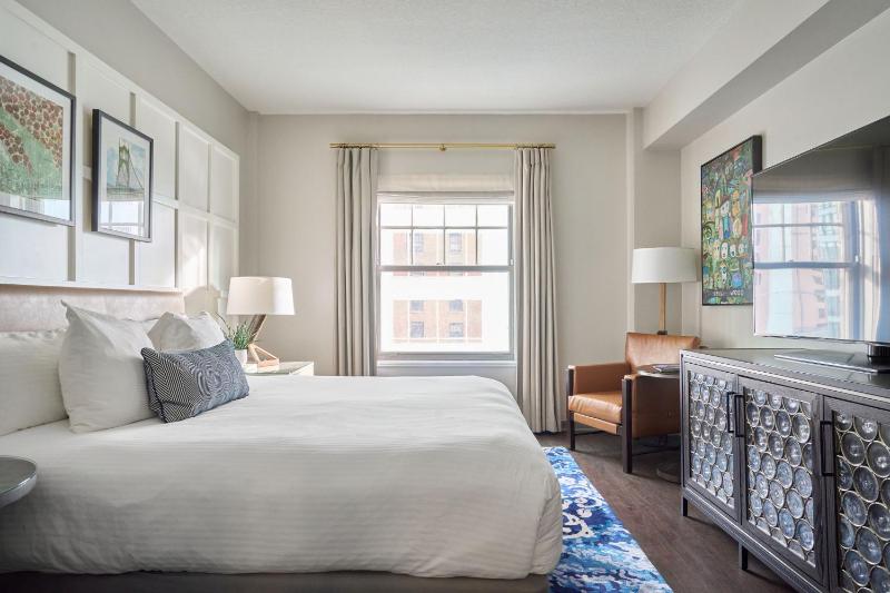 King Guestroom image 2