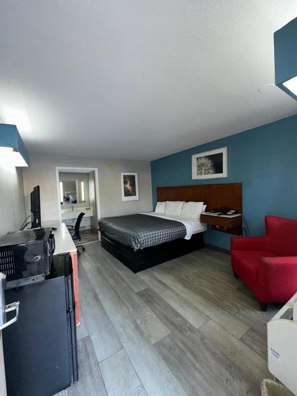 1 King Bed Accessible Non-Smoking image 3