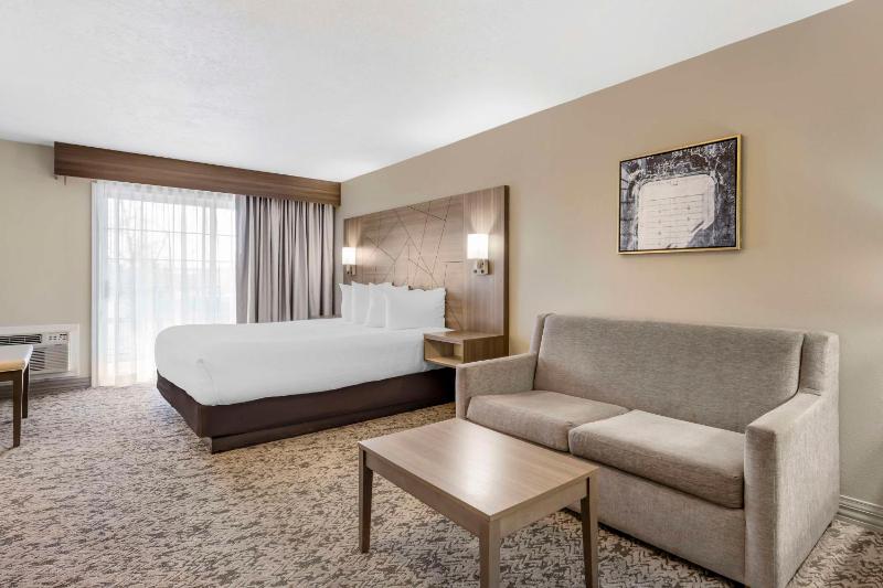 King Room with Balcony image 3