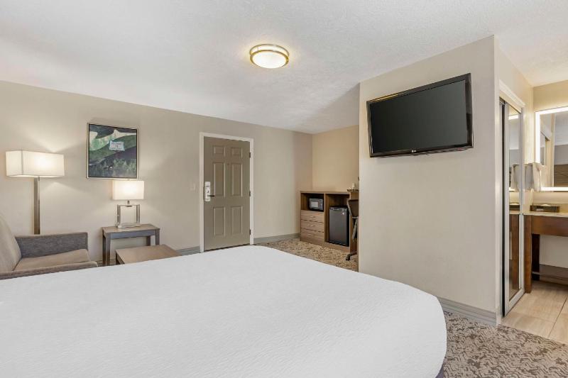 Queen Room with Two Queen Beds - Non-Smoking image 3