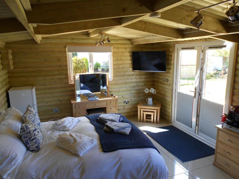 Deluxe One-Bedroom Log Cabin image 3