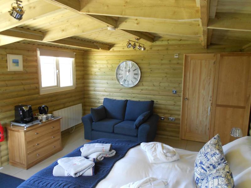 Deluxe One-Bedroom Log Cabin image 4