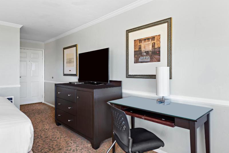 Standard King Room image 4
