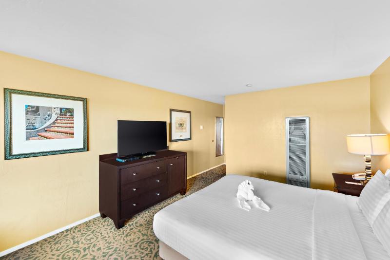 Standard King Room image 3