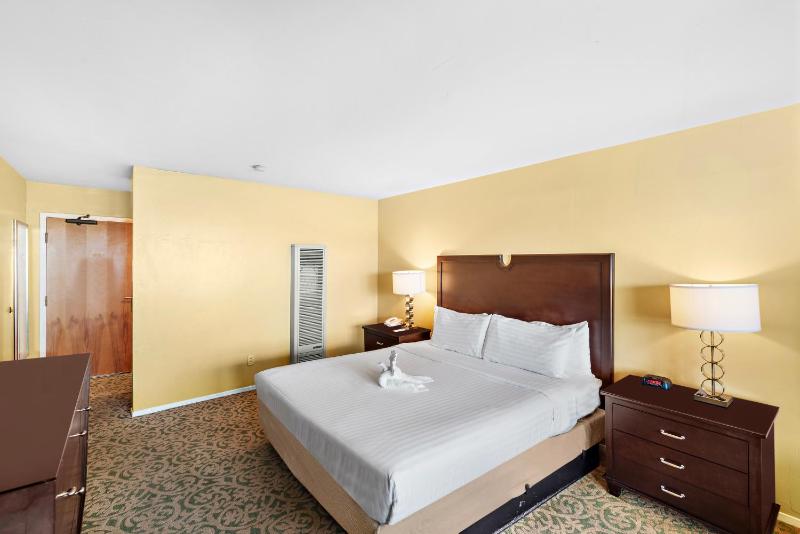 Standard King Room image 2